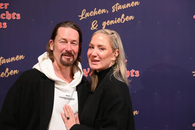 Schauspielerin Janine Kunze und ihr Mann Dirk Burdach kommt zur Premiere des 10. Kölner WeihnachtsCircus