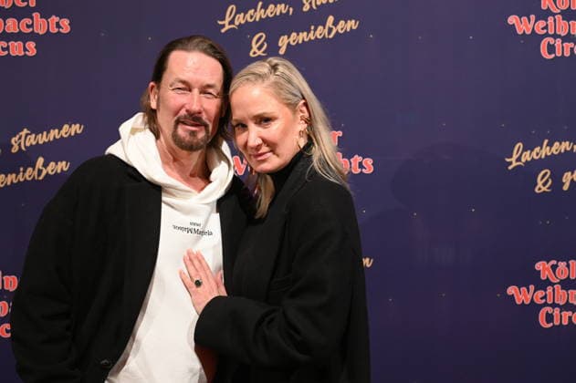Schauspielerin Janine Kunze und ihr Mann Dirk Burdach kommt zur Premiere des 10. Kölner WeihnachtsCircus