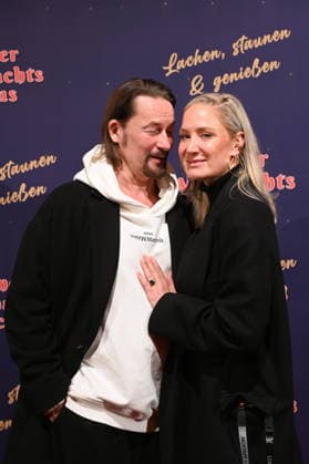 Schauspielerin Janine Kunze und ihr Mann Dirk Burdach kommt zur Premiere des 10. Kölner WeihnachtsCircus