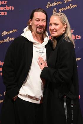 Schauspielerin Janine Kunze und ihr Mann Dirk Burdach kommt zur Premiere des 10. Kölner WeihnachtsCircus