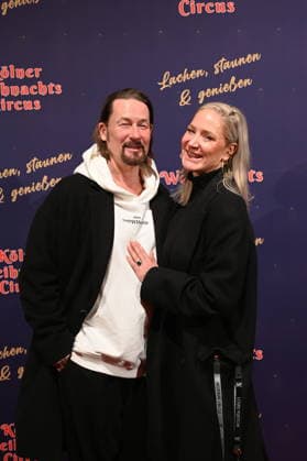 Schauspielerin Janine Kunze und ihr Mann Dirk Burdach kommt zur Premiere des 10. Kölner WeihnachtsCircus
