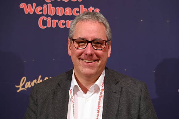 Politiker Christian Joisten, SPD, MdR, kommt zur Premiere des 10. Kölner WeihnachtsCircus