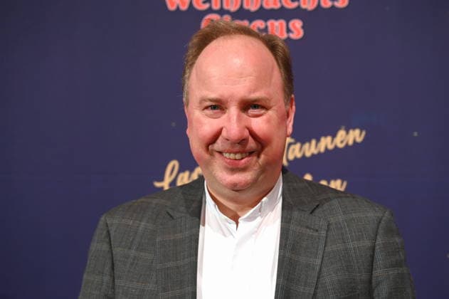 Stadtdechant Msgr. Robert Kleine, Kölner Domdechant und als solcher Stellvertreter des Dompropstes kommt zur Premiere des 10. Kölner WeihnachtsCircus