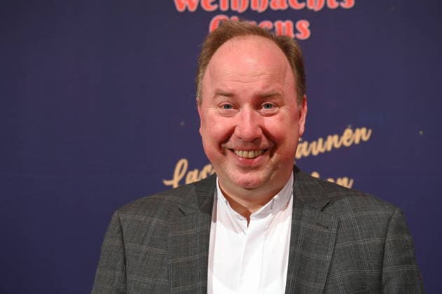 Stadtdechant Msgr. Robert Kleine, Kölner Domdechant und als solcher Stellvertreter des Dompropstes kommt zur Premiere des 10. Kölner WeihnachtsCircus