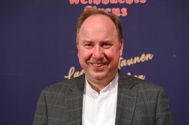 Stadtdechant Msgr. Robert Kleine, Kölner Domdechant und als solcher Stellvertreter des Dompropstes kommt zur Premiere des 10. Kölner WeihnachtsCircus