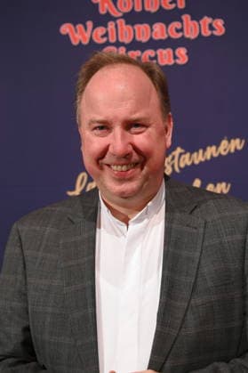 Stadtdechant Msgr. Robert Kleine, Kölner Domdechant und als solcher Stellvertreter des Dompropstes kommt zur Premiere des 10. Kölner WeihnachtsCircus