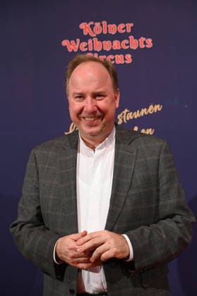 Stadtdechant Msgr. Robert Kleine, Kölner Domdechant und als solcher Stellvertreter des Dompropstes kommt zur Premiere des 10. Kölner WeihnachtsCircus