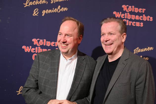 Stadtdechant Msgr. Robert Kleine, Kölner Domdechant und als solcher Stellvertreter des Dompropstes, , l-r, und Bestattungsunternehmer und Präsident des Festkomitee Kölner Karneval Christoph Kuckelkorn kommt zur Premiere des 10. Kölner WeihnachtsCircus