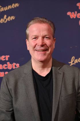 Bestattungsunternehmer und Präsident des Festkomitee Kölner Karneval Christoph Kuckelkorn kommt zur Premiere des 10. Kölner WeihnachtsCircus