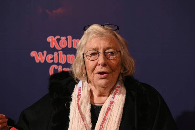 Journalistin Carmen Thomas kommt zur Premiere des 10. Kölner WeihnachtsCircus