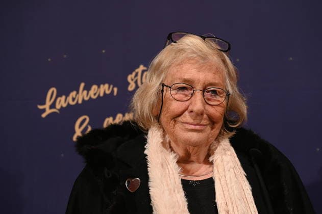 Journalistin Carmen Thomas kommt zur Premiere des 10. Kölner WeihnachtsCircus
