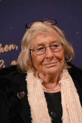 Journalistin Carmen Thomas kommt zur Premiere des 10. Kölner WeihnachtsCircus