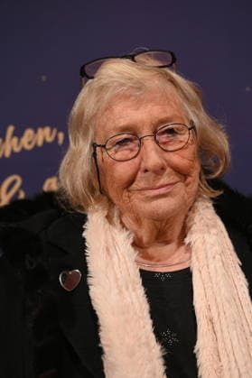 Journalistin Carmen Thomas kommt zur Premiere des 10. Kölner WeihnachtsCircus