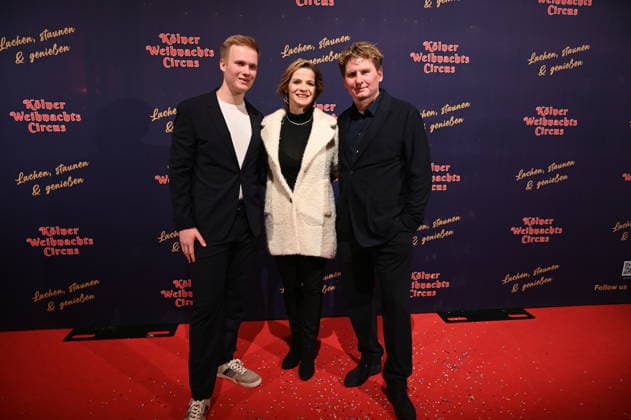 Produzenten Ilja und Katja Smitt und Sohn Maxim (l) bei der Premiere des 10. Kölner WeihnachtsCircus