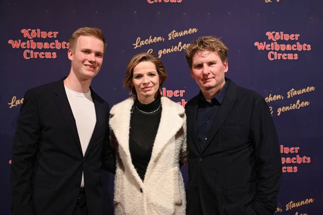 Produzenten Ilja und Katja Smitt und Sohn Maxim (l) bei der Premiere des 10. Kölner WeihnachtsCircus