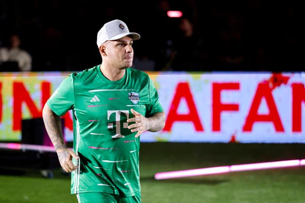 Sänger Pietro Lombardi (Team Young Bafana) beim Telekom Starkick 2025 im Telekom Dome. Zahlreiche Fußball-Legenden, Promis, Influencer und Stars kickten für einen guten Zweck auf dem Kleinfeld. Bonn, 30.11.2025 NRW Deutschland Copyright: xChristophxHardtx