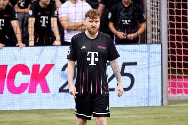 Influencer Anton Rinas Viscabarca (Team Komm Mit) beim Telekom Starkick 2025 im Telekom Dome. Zahlreiche Fußball-Legenden, Promis, Influencer und Stars kickten für einen guten Zweck auf dem Kleinfeld. Bonn, 30.11.2025 NRW Deutschland Copyright: xChristophxHardtx