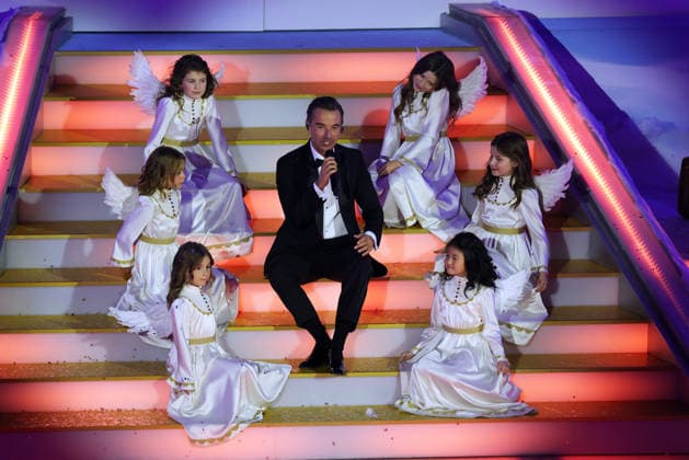 Das Adventsfest der 100.000 Lichter 2025 Moderator Florian Silbereisen sitzt mit den Engelskindern auf der Treppe. Das Adventsfest der 100.000 Lichter 2025. ARD ORF-Show vom 29.11.2025 im Congress Center Suhl. Thüringen, Deutschland.