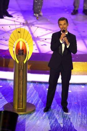 Das Adventsfest der 100.000 Lichter 2025 Moderator Florian Silbereisen neben dem Friedenslicht. Das Adventsfest der 100.000 Lichter 2025. ARD ORF-Show vom 29.11.2025 im Congress Center Suhl. Thüringen, Deutschland.