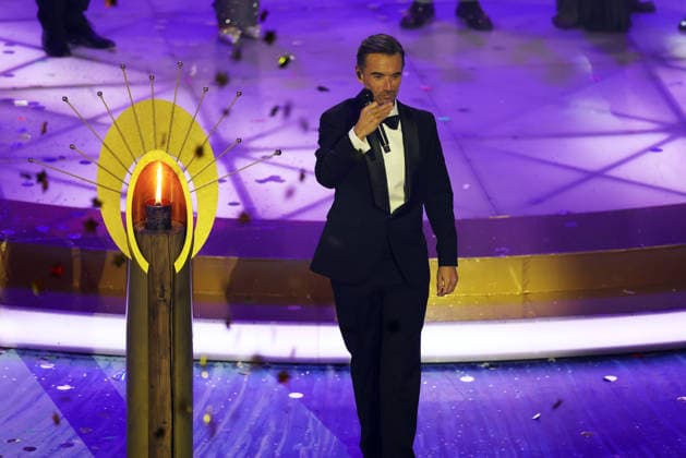 Das Adventsfest der 100.000 Lichter 2025 Moderator Florian Silbereisen neben dem Friedenslicht. Das Adventsfest der 100.000 Lichter 2025. ARD ORF-Show vom 29.11.2025 im Congress Center Suhl. Thüringen, Deutschland.