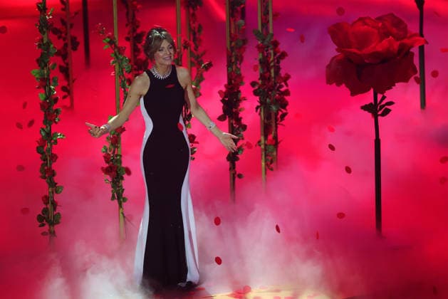 Das Adventsfest der 100.000 Lichter 2025 Ella Endlich (Deutsche Sängerin) in einem schwarz-weissen Kleid vor einem goldenen Käfig und einer grossen roten Rose. Das Adventsfest der 100.000 Lichter 2025. ARD ORF-Show vom 29.11.2025 im Congress Center Suhl. Thüringen, Deutschland.