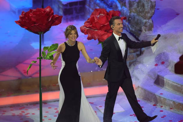 Das Adventsfest der 100.000 Lichter 2025 Moderator Florian Silbereisen mit Ella Endlich vor einer grossen roten Rose. Das Adventsfest der 100.000 Lichter 2025. ARD ORF-Show vom 29.11.2025 im Congress Center Suhl. Thüringen, Deutschland.