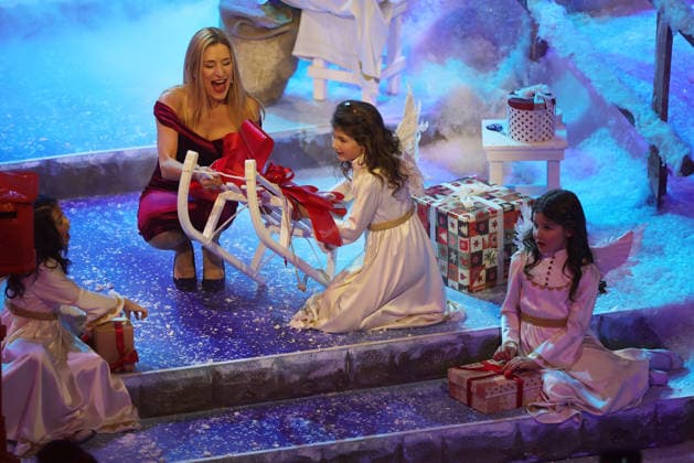 Das Adventsfest der 100.000 Lichter 2025 Stefanie Hertel (deutsche Sängerin des volkstümlichen Schlagers und Fernsehmoderatorin) mit einem weissen Schlitten. Das Adventsfest der 100.000 Lichter 2025. ARD ORF-Show vom 29.11.2025 im Congress Center Suhl. Thüringen, Deutschland.