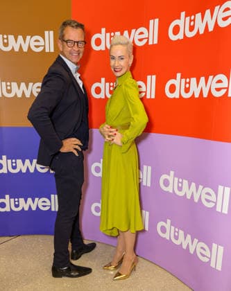 DÜWELL Public Opening Event - Jeannine Halene, Moderatorin des Abends und Inhaberin der Agentur Rheinschurken mit Düsseldorfs Bürgermeister Josef Hinkel Düsseldorf DÜWELL NRW Deutschland