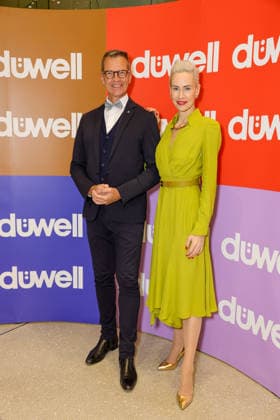 DÜWELL Public Opening Event - Jeannine Halene, Moderatorin des Abends und Inhaberin der Agentur Rheinschurken mit Düsseldorfs Bürgermeister Josef Hinkel Düsseldorf DÜWELL NRW Deutschland