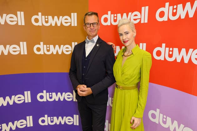 DÜWELL Public Opening Event - Jeannine Halene, Moderatorin des Abends und Inhaberin der Agentur Rheinschurken mit Düsseldorfs Bürgermeister Josef Hinkel Düsseldorf DÜWELL NRW Deutschland