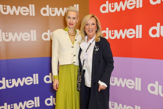 DÜWELL Public Opening Event - (L-R) Moderatorin und Inahberin der Agentur Rheinschurken, Jeannine Halene mit Strandfrein Designerin Uta Raasch Düsseldorf DÜWELL NRW Deutschland