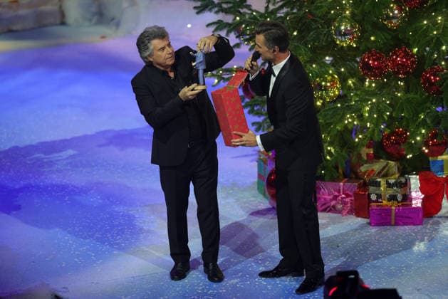 Das Adventsfest der 100.000 Lichter 2025 Moderator Florian Silbereisen mit Andy Borg, der einen Nussknacker als Geschenk bekommen hat. Das Adventsfest der 100.000 Lichter 2025. ARD ORF-Show vom 29.11.2025 im Congress Center Suhl. Thüringen, Deutschland.