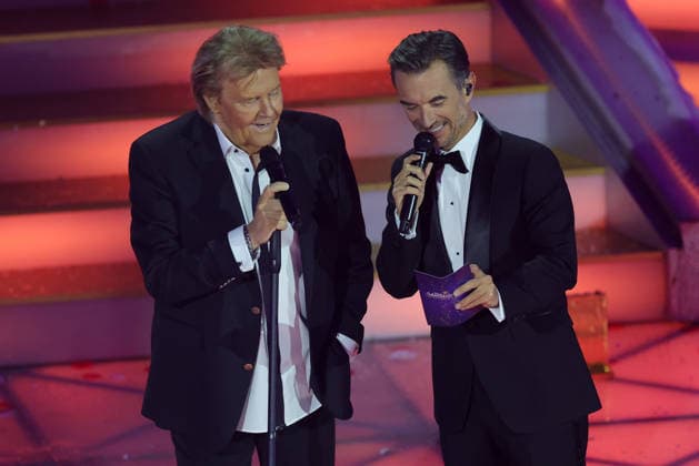 Das Adventsfest der 100.000 Lichter 2025 Moderator Florian Silbereisen mit Howard Carpendale. Das Adventsfest der 100.000 Lichter 2025. ARD ORF-Show vom 29.11.2025 im Congress Center Suhl. Thüringen, Deutschland.