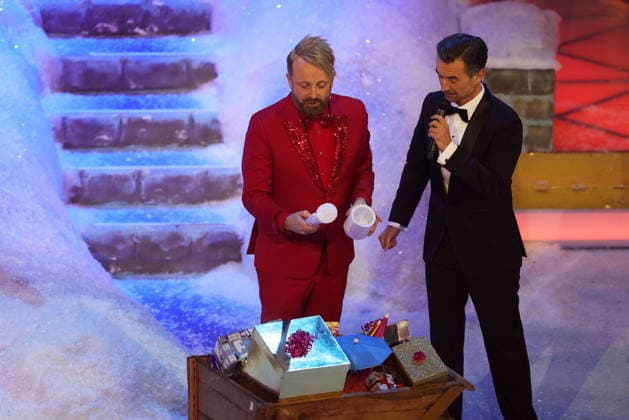 Das Adventsfest der 100.000 Lichter 2025 Moderator Florian Silbereisen mit Ross Antony, der eine elektrische Klobürste in die Hand hält. Das Adventsfest der 100.000 Lichter 2025. ARD ORF-Show vom 29.11.2025 im Congress Center Suhl. Thüringen, Deutschland.