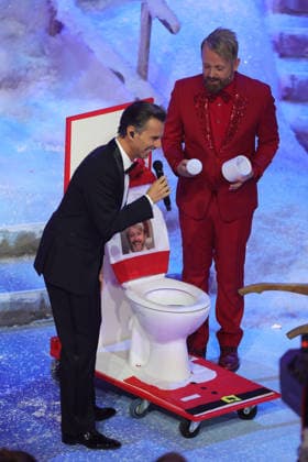 Das Adventsfest der 100.000 Lichter 2025 Moderator Florian Silbereisen mit Ross Antony vor eine WC-Schüssel, auf dessen Deckel ein Bild von Ross Antony drauf ist. Das Adventsfest der 100.000 Lichter 2025. ARD ORF-Show vom 29.11.2025 im Congress Center Suhl. Thüringen, Deutschland.