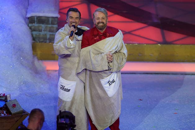 Das Adventsfest der 100.000 Lichter 2025 Moderator Florian Silbereisen mit Ross Antony zusammen in einer Kuscheldecke eingewickelt. Das Adventsfest der 100.000 Lichter 2025. ARD ORF-Show vom 29.11.2025 im Congress Center Suhl. Thüringen, Deutschland.