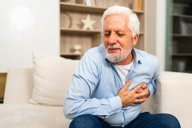 Schmerzen am Herzen, Herzinfarkt. Unglücklich im mittleren Alter Senior Mann leidet unter Brustschmerzen Herzinfarkt Probleme mit der Gesundheit zu Hause. Reife alte ältere Großvater berühren Brust erleben Infarkt. Schmerzen am Herzen, Herzinfarkt. Unglücklich im mittleren Alter Senior Mann leidet unter Brustschmerzen Herzinfarkt Probleme mit der Gesundheit zu Hause. Reife alte ältere Großvater berühren Brust erleben Infarkt. (License=RF) ,model released, Symbolfoto Copyright: xZoonar.com IuliiaxZavalishinax 24298826 ,model released, Symbolfoto ,property released