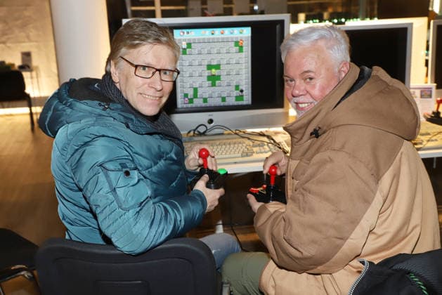 Besuch beim Barmbeker Weihnachtsmarkt Taco Ockerse, Thorsten Laussch, Taco Ockerse (niderländischer Popsänger, Puttin™ on the Ritz ) & Thorsten Laussch (Schauspieler, Fernseh- und Rundfunkmoderator) besuchen den Barmbeker Weihnachtsmarkt und anschliessend das Museum Retro Spiele Club (bespielbares Computerspielemuseum in der Fuhksbuettler Strasse), Hamnburg, 30.11.2025 Copyright: xEventpressxBecherx