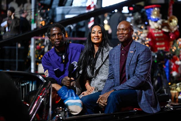 93rd Hollywood Christmas Parade in California HOLLYWOOD, CALIFORNIA - NOV 30: A.C Green (left), Cece Scott (center) and Byron Scott (right) greet the crowd during the 93rd Hollywood Christmas Parade in Hollywood of Los Angeles, California, United States on November 30, 2025. Tayfun Coskun Anadolu California United States. Editorial use only. Please get in touch for any other usage.  Copyright: x2025xAnadoluxTayfunxCoskunx