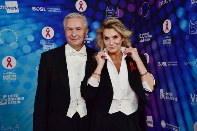 40. Jahre -KÜNSTLER GEGEN AIDS Ð DIE GALA 2025 KÜNSTLER GEGEN AIDS Ð DIE GALA 2025 Klaus Wowereit, KIm Fisher Ankunft, roter Teppich zum Jubiläum KÜNSTLER GEGEN AIDS Ð DIE GALA 2025 Benefizgala zum 40-jährigen Jubiläum der Berliner Aids-Hilfe e.V. im TDW in Berlin am 01.12.2025