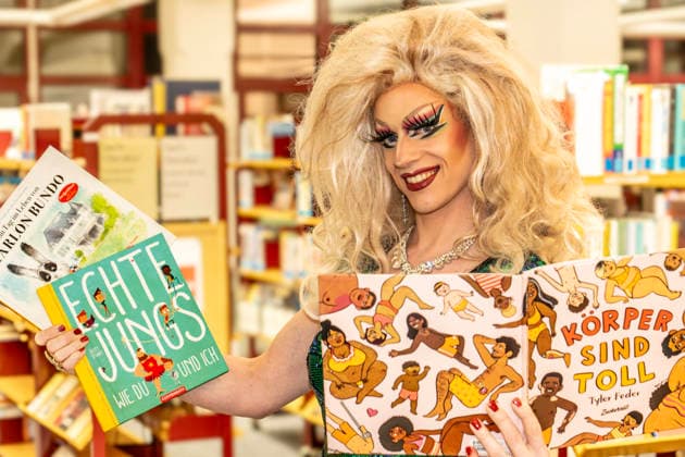 Dragqueen Vicky Voyage, nach ihrer Dragqueen-Lesung für Kinder, Stadtbibliothek Moosach, München, 1. Dezember 2025 Deutschland, München, 1. Dezember 2025, Dragqueen Vicky Voyage nach ihrer Lesung in der Stadtbibliothek Moosach, sie hatte vor Familien mit Kindern aus diesen Kinderbüchern vorgelesen, vor der Bibliothek in der Hanauer Straße war es während der Lesung zu heftigen Protesten von Rechtsextremen gekommen, auch eine christlich-fiundamentalistische Gruppe hatte gegen die von ihnen so genannte Frühsexualisierung von Kindern protestiert, dazu gab es zwei Gegendemos gegen Rechts vom Bündnis München ist bunt und einer Antifa-Gruppe, Montagnachmittag ab 16 Uhr im Stadtteil Moosach,