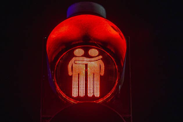 Diversity-Ampeln auf Siemens Campus Erlangen bei Nacht, Erlangen, 01.12.2025 Ein rotes Fußgängerampel-Signal zeigt zwei männliche Figuren, die sich freundschaftlich oder liebevoll umarmen ein starkes Zeichen für Toleranz und Gleichstellung. Diese Diversity-Ampeln unterstreichen das Engagement für Vielfalt, Inklusion und LGBTQ+-Sichtbarkeit im Alltag. Erlangen Forschungszentrum Bayern Deutschland