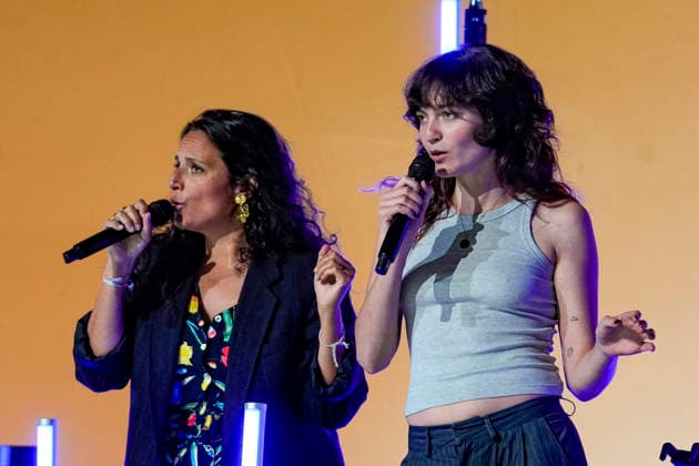 PEOPLE: Gala Fondation Recherche Alzheimer - Lyon - 02 12 2025 Anna et Billie Chedid chantent lors du Gala 2025 de la Fondation Recherche Alzheimer Ã Lyon le 01 12 2025. Photo Sandrine Thesillat PsNewZ  Copyright: xSandrinexTHESILLATx
