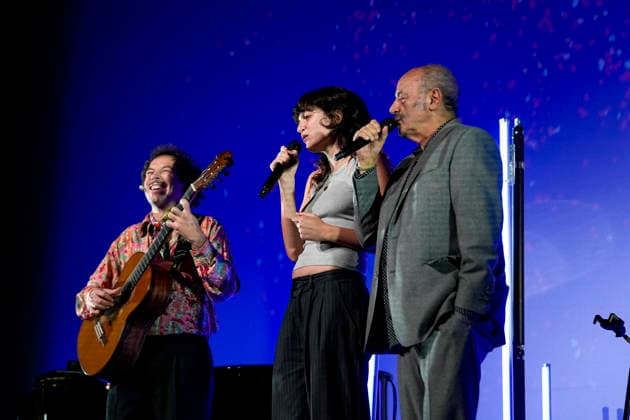 PEOPLE: Gala Fondation Recherche Alzheimer - Lyon - 02 12 2025 Thibaul Chauvin, Billie Chedid et Louis Chedid sur la scene du Gala 2025 de la Fondation Recherche Alzheimer Ã Lyon le 01 12 2025. Photo Sandrine Thesillat PsNewZ  Copyright: xSandrinexTHESILLATx