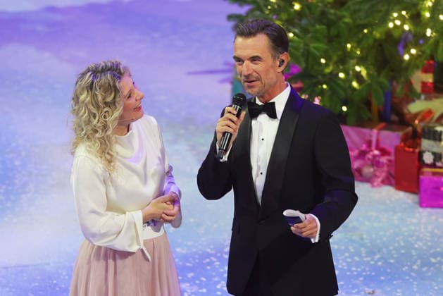 Das Adventsfest der 100.000 Lichter 2025 Moderator Florian Silbereisen mit Simone Sommerland (deutsche Musikerin). Das Adventsfest der 100.000 Lichter 2025. ARD ORF-Show vom 29.11.2025 im Congress Center Suhl. Thüringen, Deutschland.