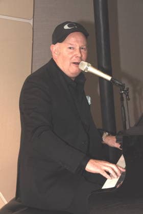 Charlie Glass Pianist Saenger Muenchen 01.12.2025 Hotel Vierjahreszeiten-Kempinski Buch Vorstellung von Fritz Egner Moderator -Mein Leben Zwischen Rhythm und Blues in Muenchen Foto Muenchen