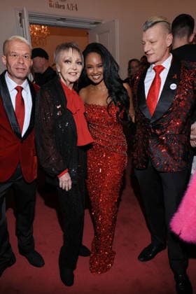 01.12.2025, Barbara Schoene, Miss Kavila und Herr Zimmermann zu Künstler gegen Aids - Die Gala 2025, Stage Theater des Westens, Berlin, Berlin