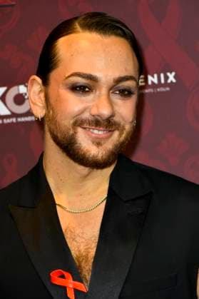 ABBkoeln: Riccardo Simonetti Moderator und Autor zu Gast auf dem roten Teppich bei der Charity Aids Gala im Musical Dome Koeln am 01.12.2025 NRW Deutschland