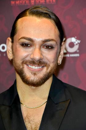 ABBkoeln: Riccardo Simonetti Moderator und Autor zu Gast auf dem roten Teppich bei der Charity Aids Gala im Musical Dome Koeln am 01.12.2025 NRW Deutschland
