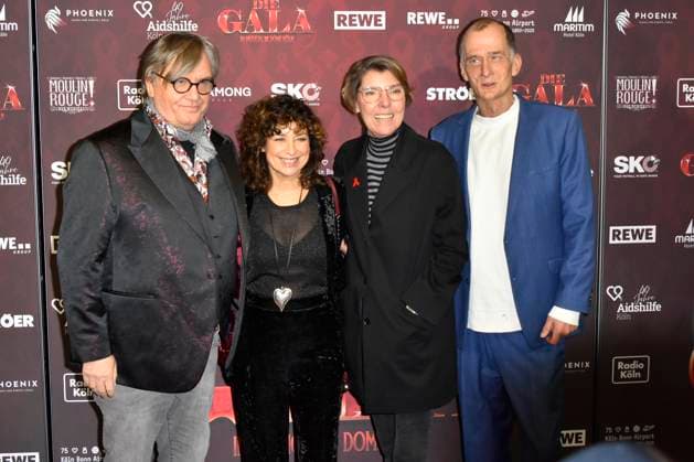 ABBkoeln: Hans-Peter Wilhelm Hape Kerkeling , Isabel Varell, Bettina Maria Böttinger, Georg Uecker zu Gast auf dem roten Teppich bei der Charity Aids Gala im Musical Dome Koeln am 01.12.2025 NRW Deutschland